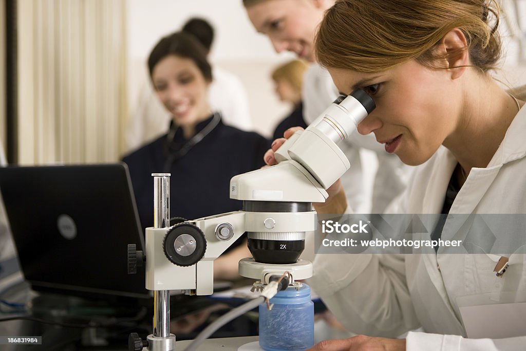 Weibliche Wissenschaftler mit Mikroskop - Lizenzfrei Analysieren Stock-Foto