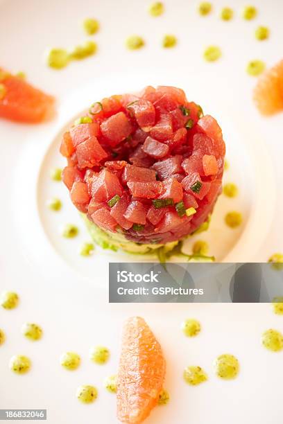 Rohe Thunfisch Und Avocadosalat Stockfoto und mehr Bilder von Ansicht aus erhöhter Perspektive - Ansicht aus erhöhter Perspektive, Avocado, Bildschärfe