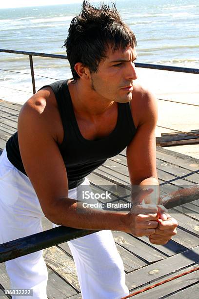 Mann Am Strand Stockfoto und mehr Bilder von Balkon - Balkon, Betrachtung, Bizeps