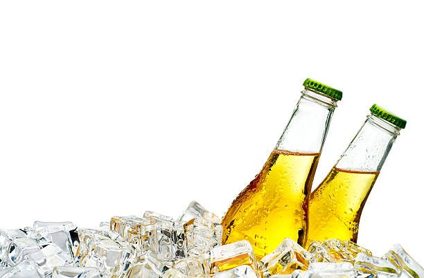 birra sul ghiaccio - bottiglia di birra foto e immagini stock