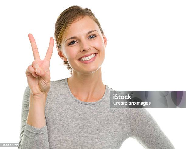 Sorridente Jovem Mulher Com Dois Dedos De Sinal De Mão Da Paz - Fotografias de stock e mais imagens de Dois Dedos