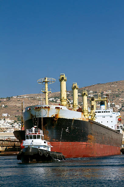 schlepper der arbeit mit einem schiff in einem hafen - piloting commercial dock harbor industrial ship stock-fotos und bilder