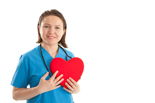 mujeres jóvenes trabajador de asistencia sanitaria y a la forma de corazón - stethoscope paramedic working heart disease fotografías e imágenes de stock