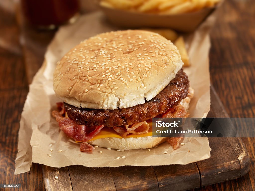 Hamburguesa con queso y tocino - Foto de stock de Hamburguesa - Alimento libre de derechos