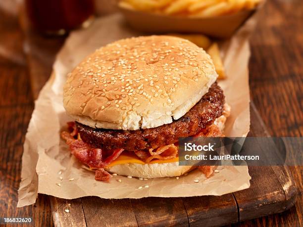 Photo libre de droit de Cheeseburger Au Bacon banque d'images et plus d'images libres de droit de Burger - Burger, Papier kraft, En papier