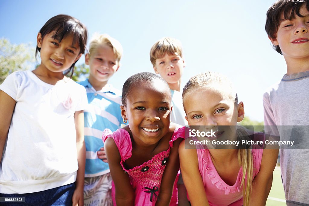 Wielu etnicznych dzieci dając Ładny uśmiech - Zbiór zdjęć royalty-free (Afrykanin)