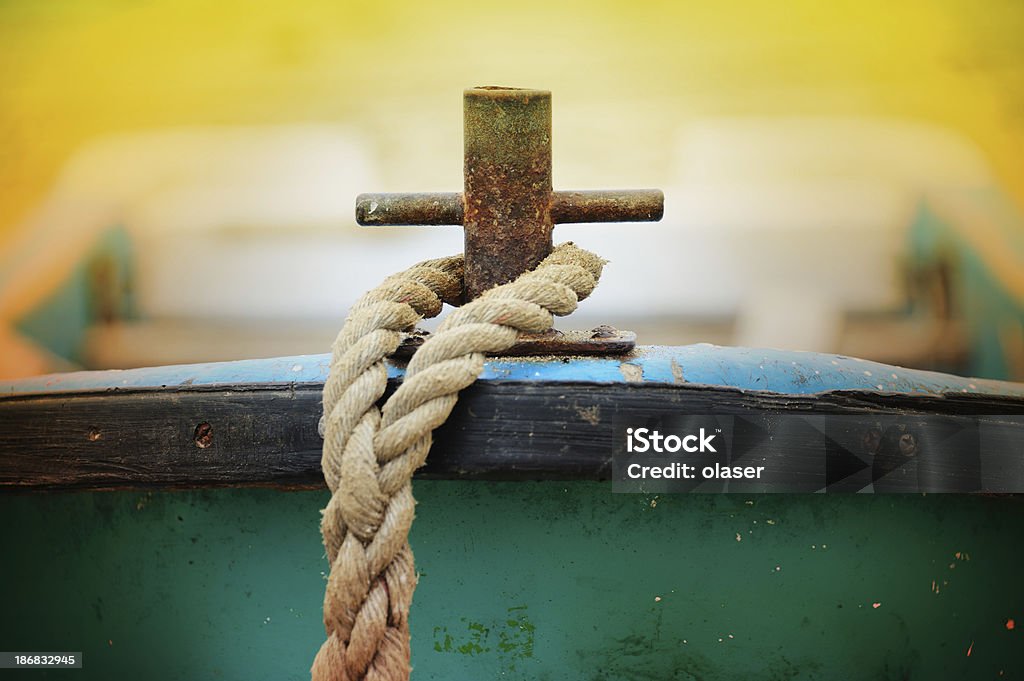 Seil in der bow/vor alte Angeln Boot - Lizenzfrei Anker werfen Stock-Foto