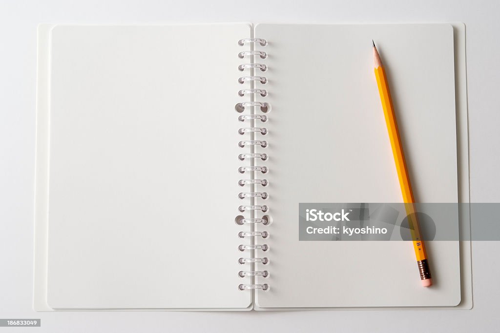 オープンしたばかりのブランクスパイラルノートに白鉛筆、黄色背景 - エンタメ総合のロイヤリティフリーストックフォト