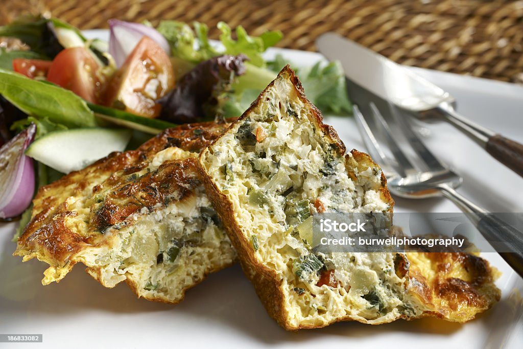 Quiche de vegetais, com salada garden, alimentação saudável - Foto de stock de Quiche royalty-free