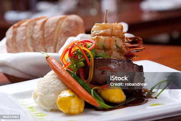 Bistec Con Camarones Surf And Turf Foto de stock y más banco de imágenes de Camarón - Marisco - Camarón - Marisco, Bistec, Mar y tierra