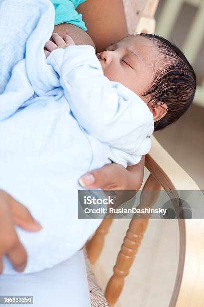 신생아 모유 수유 중인 여성 모유 수유에 대한 스톡 사진 및 기타 이미지 - 모유 수유, 생활 방식, 0-11 개월