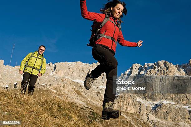 Foto de Caminhadas Na Natureza Com Diversão e mais fotos de stock de Amizade - Amizade, Longa Caminhada, Pular