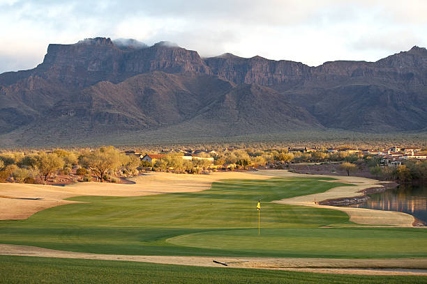 красивые пустыня поле для гольфа - golf course usa scenics sports flag стоковые фото и изображения