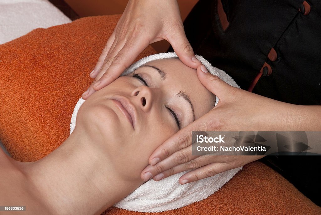 Jovem recebe uma massagem facial - Foto de stock de 20-24 Anos royalty-free