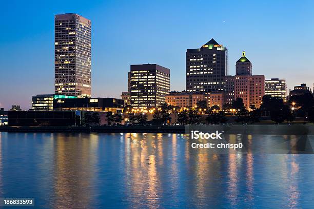 Milwaukee Skyline Ao Anoitecer - Fotografias de stock e mais imagens de Alto - Descrição Física - Alto - Descrição Física, América do Norte, Anoitecer