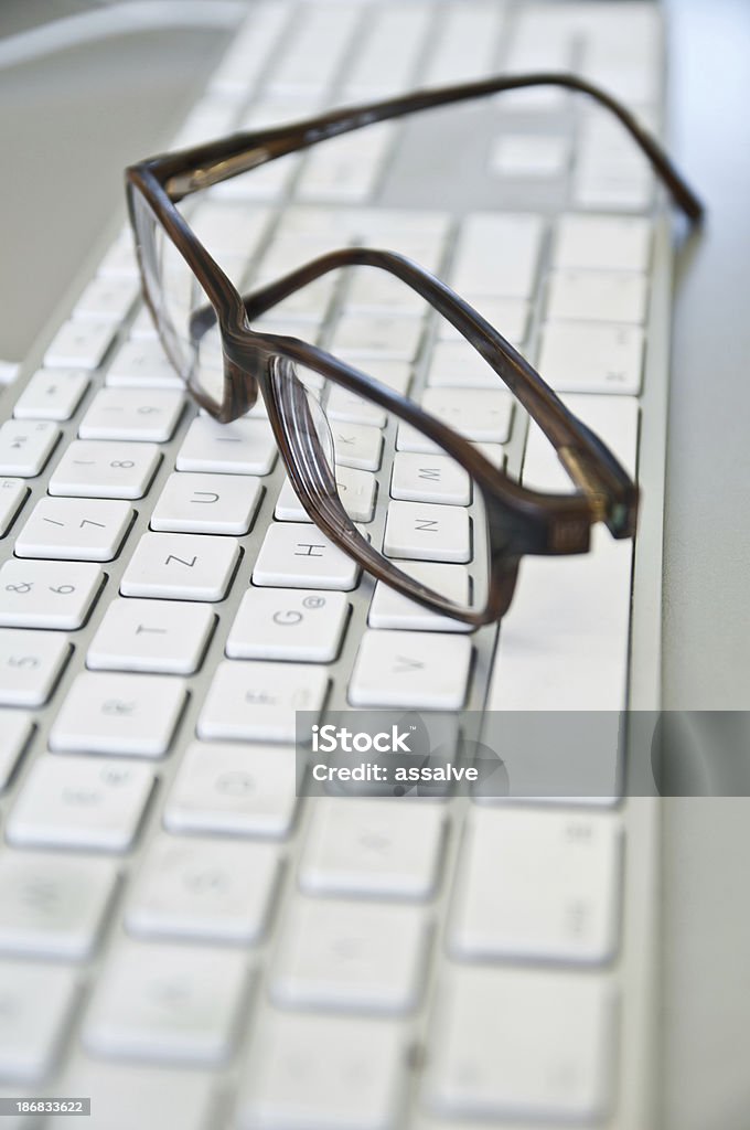 Lunettes sur le clavier d'un ordinateur portable. - Photo de Affaires libre de droits