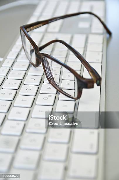 Очки На Клавиатуру Ноутбука — стоковые фотографии и другие картинки Без людей - Без людей, Бизнес, В стиле минимализма