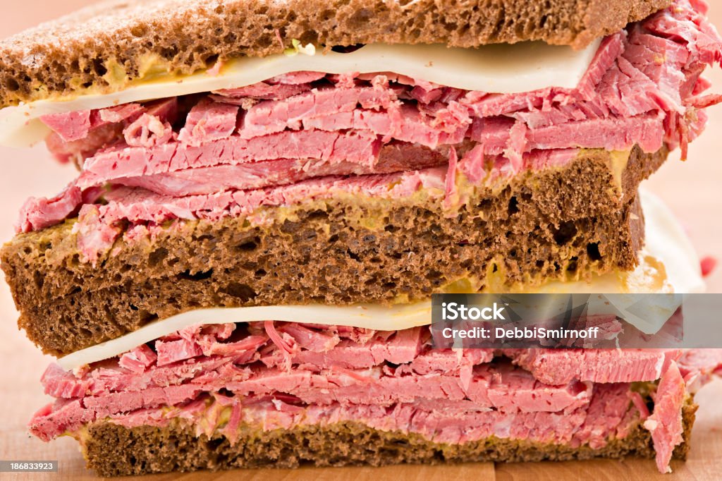 Corned-Beef et du fromage suisse sur Dark Rye - Photo de Corned beef libre de droits