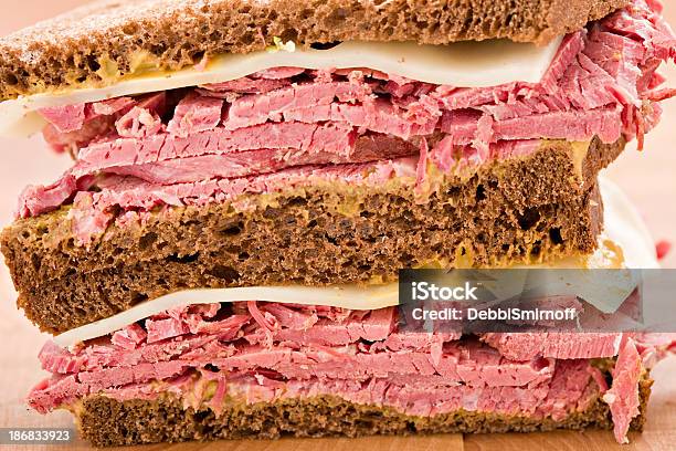 Photo libre de droit de Cornedbeef Et Du Fromage Suisse Sur Dark Rye banque d'images et plus d'images libres de droit de Corned beef - Corned beef, Plan rapproché, Aliment