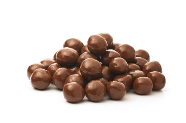 ricoperto di cioccolato noccioline - chocolate dipped foto e immagini stock
