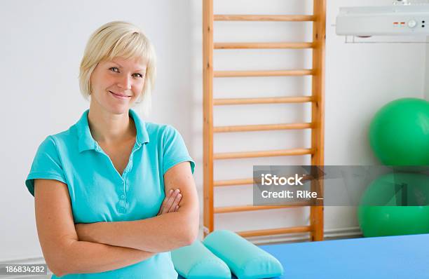 Sorridente Fisioterapista Al Lavoro - Fotografie stock e altre immagini di Adulto - Adulto, Adulto di mezza età, Allegro