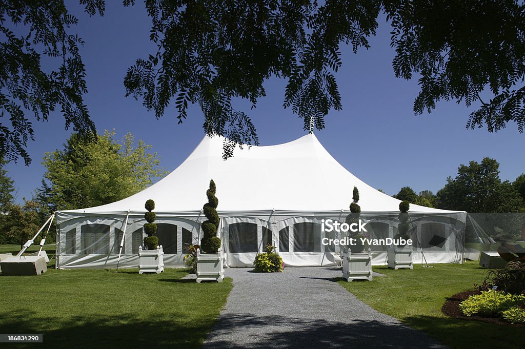Grande white party canopy dans le parc - Photo de Chapiteau - Structure bâtie libre de droits