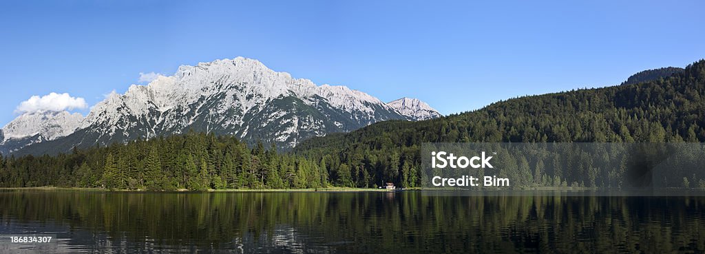 Panorama del lago y las montañas Wetterstein Lautersee, de los Alpes, Baviera, Alemania - Foto de stock de Panorámica libre de derechos