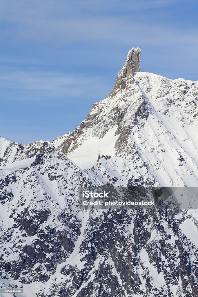 Montanhas, neve, nuvens e céu. - Foto de stock de Alpes europeus royalty-free