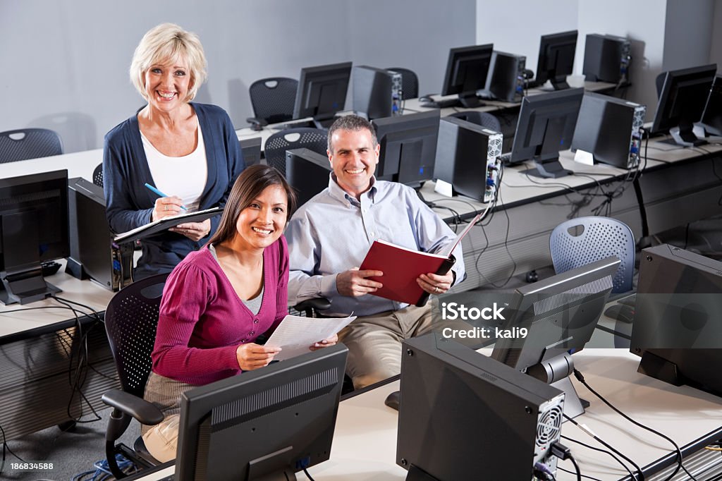 Adultos en un laboratorio de computación - Foto de stock de 30-39 años libre de derechos