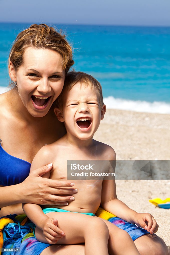 Matka i dziecko zabawa na plaży - Zbiór zdjęć royalty-free (Chłopcy)