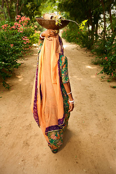 インドの女性の植物園 - footpath single lane road road farm ストックフォトと画像