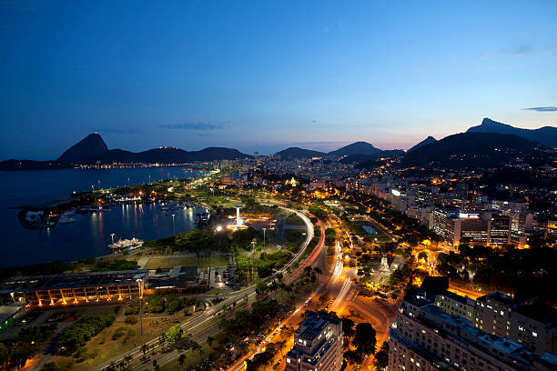 rio de janeiro a notte - rio de janeiro night sugarloaf mountain corcovado foto e immagini stock