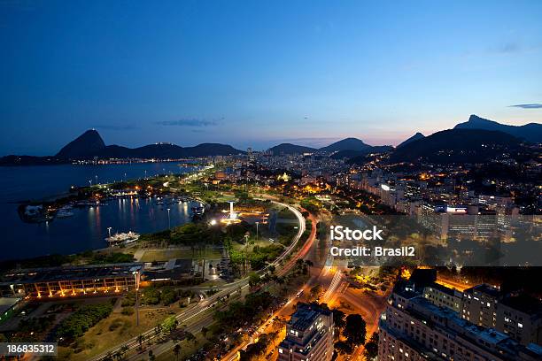Риодежанейро В Ночное Время — стоковые фотографии и другие картинки Рио-де-Жанейро - Рио-де-Жанейро, Ночь, Уличное освещение