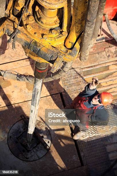 Torre Perforadora Con Kelly Viajar Cuadra Driller Enfoque En Topdrive Foto de stock y más banco de imágenes de Plataforma petrolífera