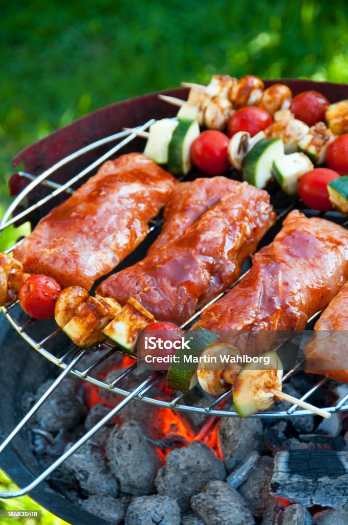 Filé de carne suína marinada na grelha de churrasco - Foto de stock de Abobrinha royalty-free
