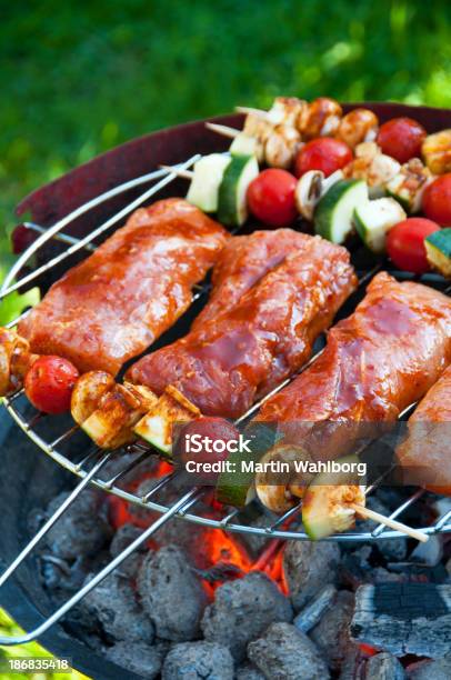 Foto de Filé De Carne Suína Marinada Na Grelha De Churrasco e mais fotos de stock de Abobrinha