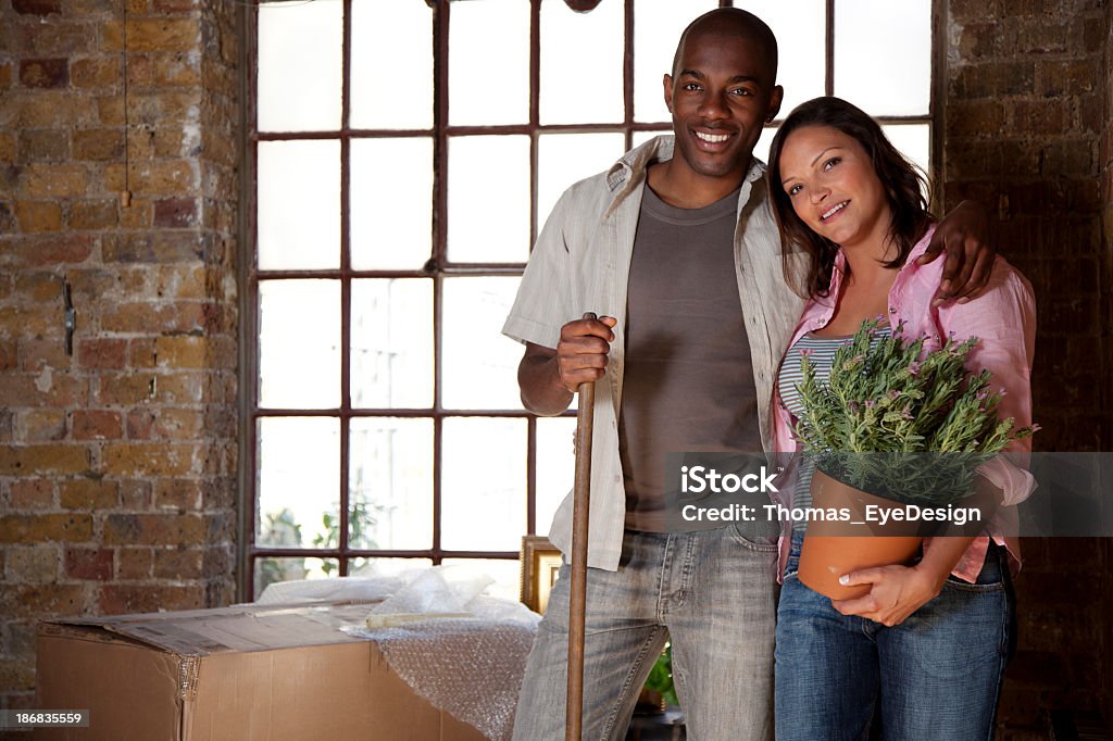 Pareja joven pasar a un nuevo apartamento - Foto de stock de 20 a 29 años libre de derechos