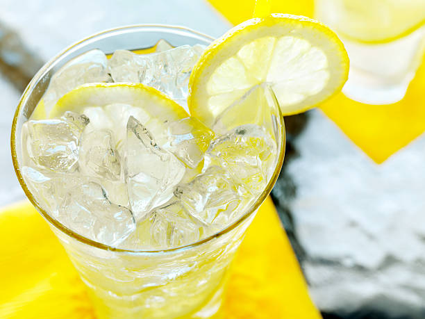 limonada tradicional em um outdoor de jardim - cocktail drinking straw ice glass imagens e fotografias de stock