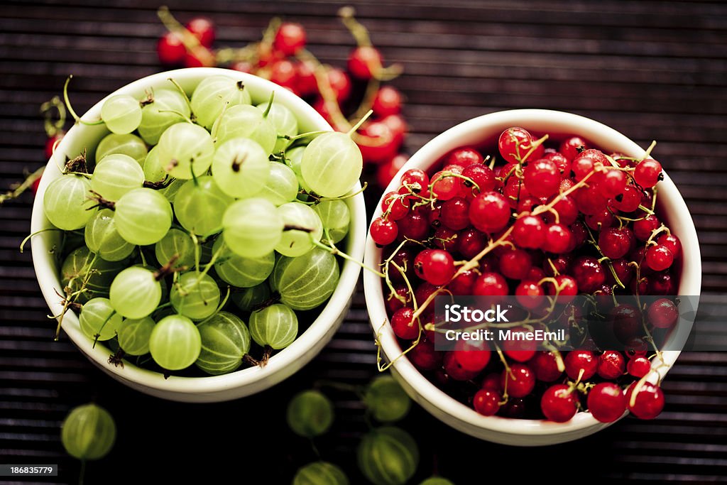 Grosella espinosa europea y grosella roja - Foto de stock de Dos objetos libre de derechos