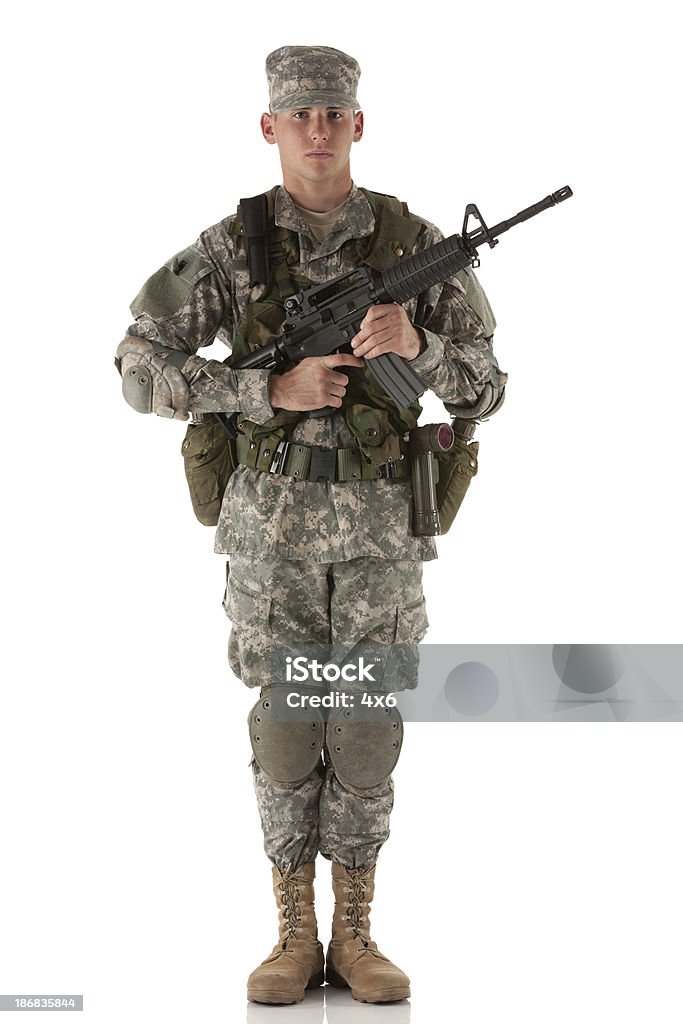 Retrato de un hombre que agarra un ejército rifle - Foto de stock de Vista de frente libre de derechos
