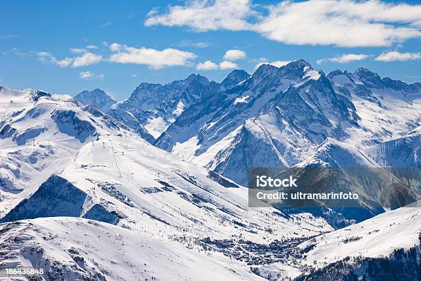 Paisagem De Montanha Em França Estância De Esqui Les Deux Alpes - Fotografias de stock e mais imagens de Les Deux Alpes