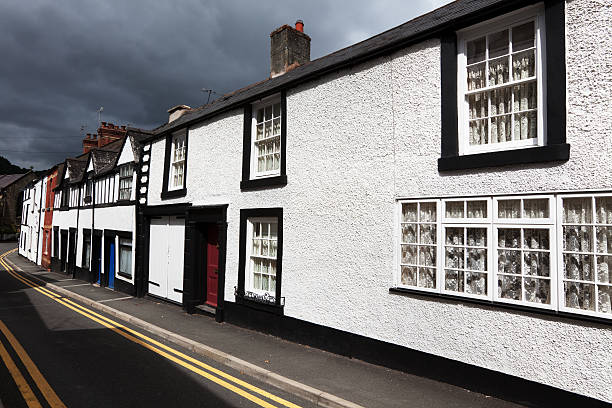 preto e branco velho casas na cidade de llangollen, país de gales - llangollen imagens e fotografias de stock