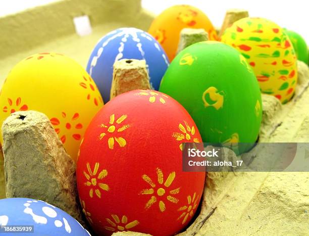 Huevos De Pascua En La Caja Foto de stock y más banco de imágenes de Amarillo - Color - Amarillo - Color, Azul, Celebración - Acontecimiento