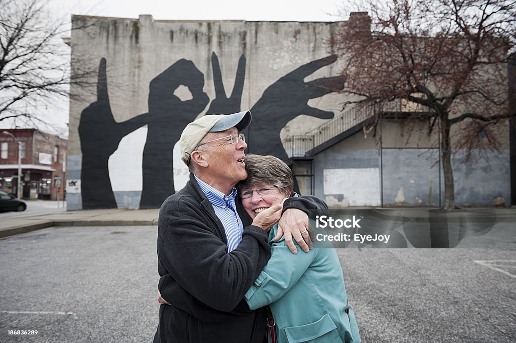 Gerne verheiratet Senioren in der Liebe Wall - Lizenzfrei Glücklichsein Stock-Foto