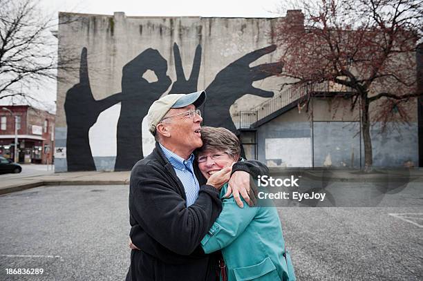 Gerne Verheiratet Senioren In Der Liebe Wall Stockfoto und mehr Bilder von Glücklichsein - Glücklichsein, Männer, Seniorenpaar