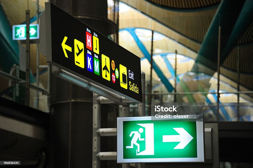 Señal de salida de emergencia, terminal señales - Foto de stock de Aeropuerto libre de derechos