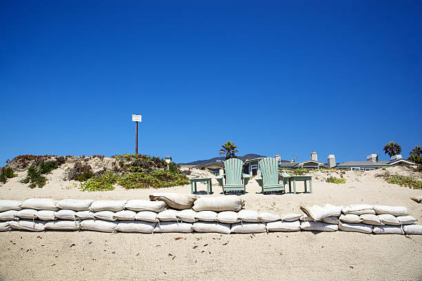 malibu beach prevenzione dell'erosione del suolo - prevenzione dellerosione del suolo foto e immagini stock