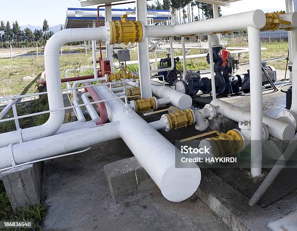 Foto de Canal E Bombas Em Refinaria De Petróleo De Fábrica e mais fotos de stock de Usina Química