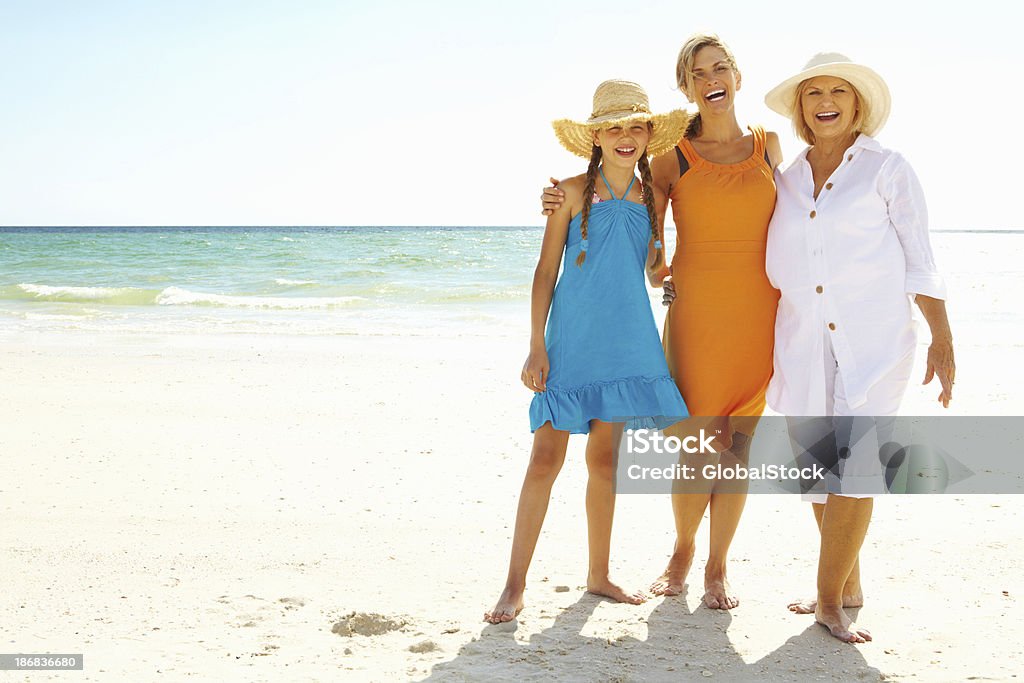 Grand-mère et petite-fille et fille appréciant sur la plage - Photo de Plage libre de droits