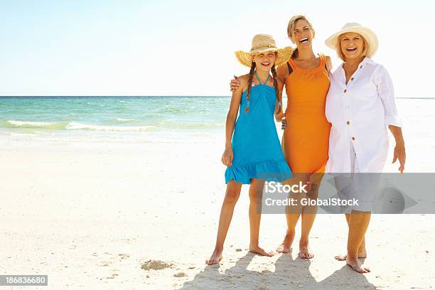 Photo libre de droit de Grandmère Et Petitefille Et Fille Appréciant Sur La Plage banque d'images et plus d'images libres de droit de Plage